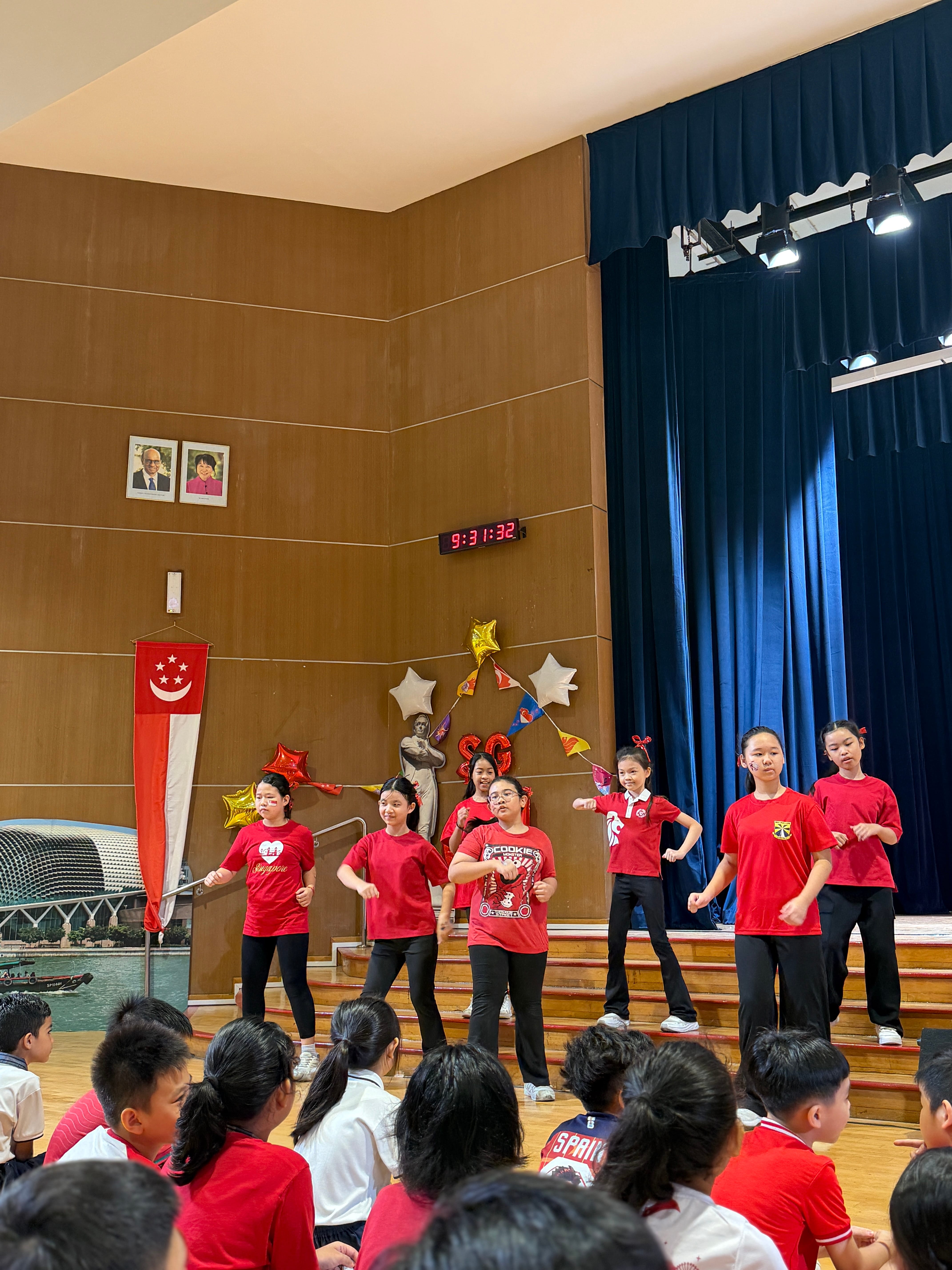  👟 Moving in Synergy: Radiating positivity, our dancers and P4 motivators capture the crowd's hearts as they dance to the uplifting beats of "You'll Be Okay" and "Sparkle". 